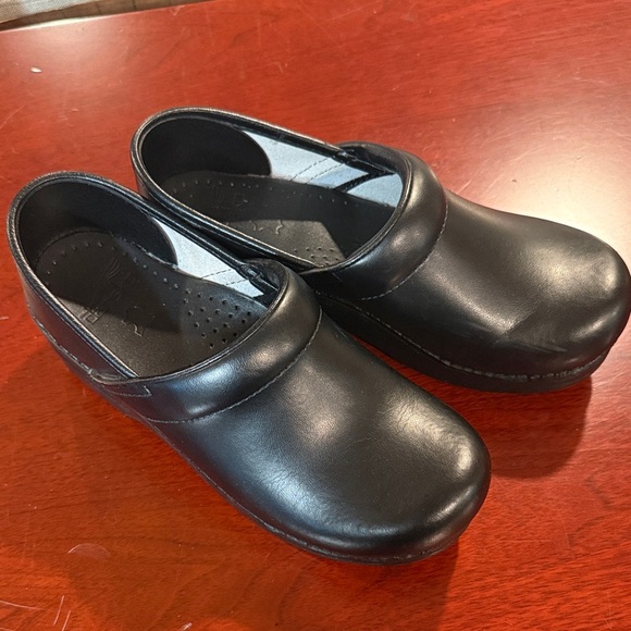 Black Leather Dansko Clogs size 37 - Picture 2 of 8